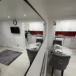 The Hideaway#2 Studio, 1 Mile To City, Parking & Wifi Apartamento *