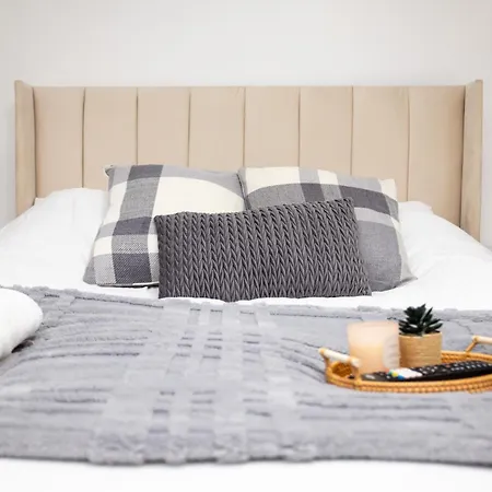 The Hideaway#2 Studio, 1 Mile To City, Parking & Wifi Апартаменти Лідс