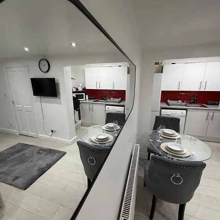 The Hideaway#2 Studio, 1 Mile To City, Parking & Wifi דירה *