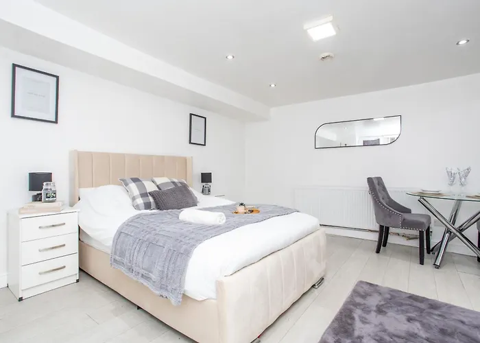 Апартаменти The Hideaway#2 Studio, 1 Mile To City, Parking & Wifi Лідс