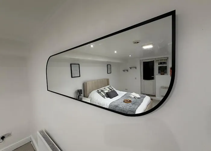 Апартаменти The Hideaway#2 Studio, 1 Mile To City, Parking & Wifi