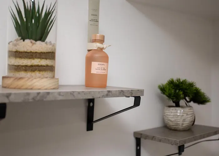 The Hideaway#2 Studio, 1 Mile To City, Parking & Wifi * Лідс