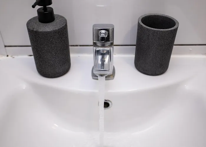 Апартаменти The Hideaway#2 Studio, 1 Mile To City, Parking & Wifi Лідс